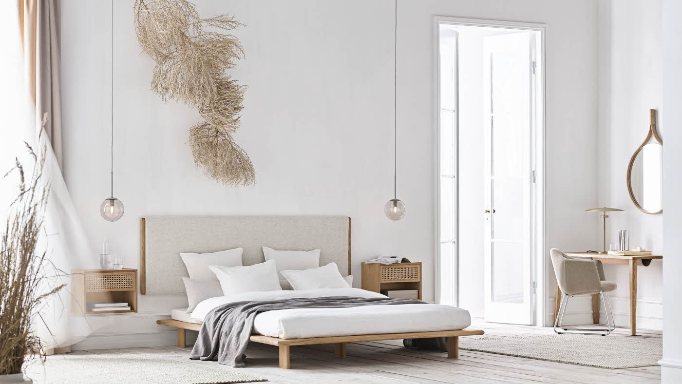 Soverom, hvitmalt, med seng og pynt, utstilling fra Bolia