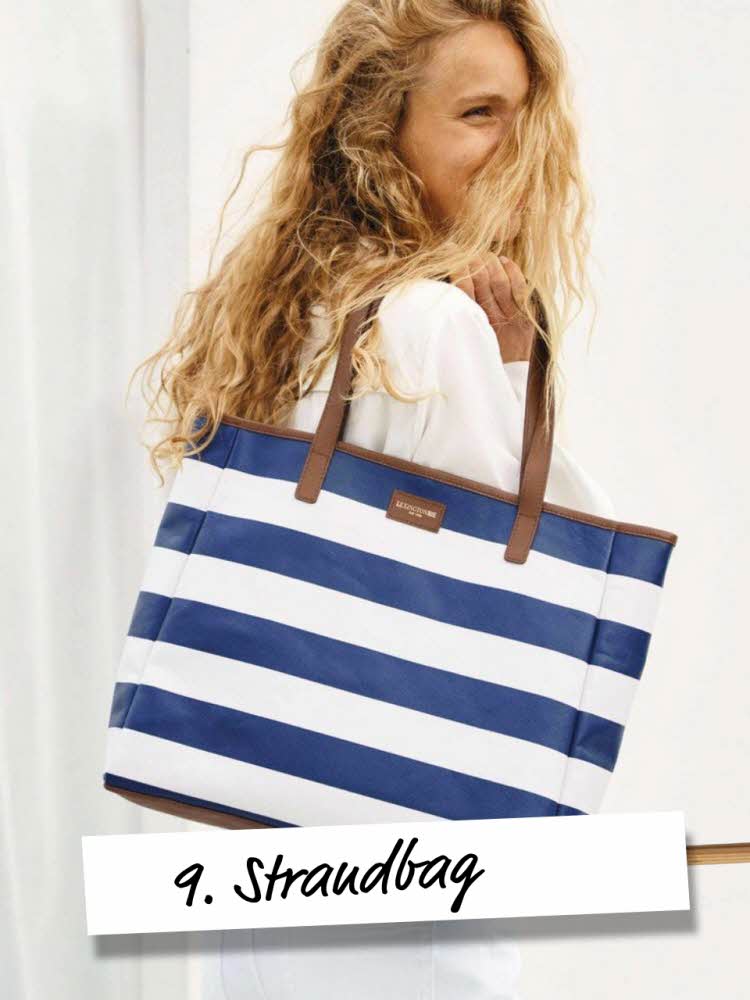 9. Strandbag. Dame med blå og hvit stripet strandbag.