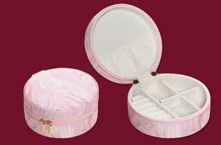 Rosa smykkeskrin med glidelås og rominndeling.