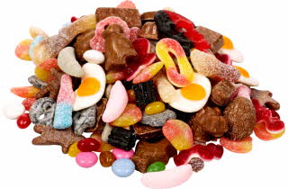 En fargerik haug med smågodt, inkludert geléegg, colaflasker, sjokoladefigurer og fruktgummi.