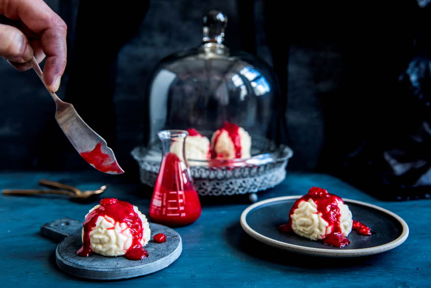 Pannacotta formet som en hjerne med bringebærsaus over