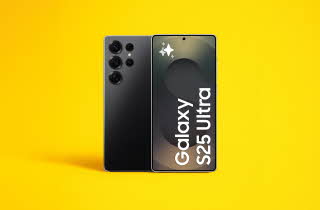 Bilde av en Samsung Galaxy S25 Ultra på en gul bakgrunn.