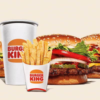 Tre ulike burgere, drikke og fries fra Burger King