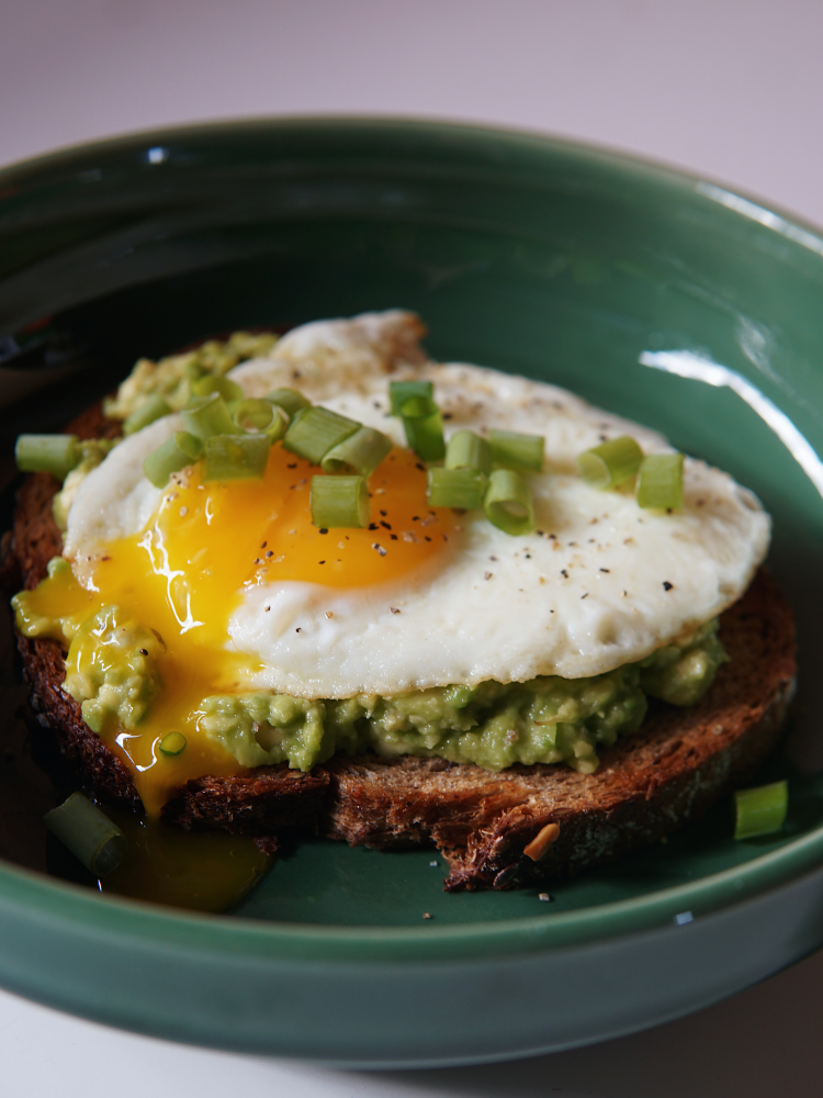 Toast med avokado, egg og purreløk