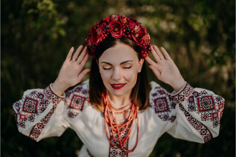Dame med ukrainsk nasjonaldrakt og hodepynt