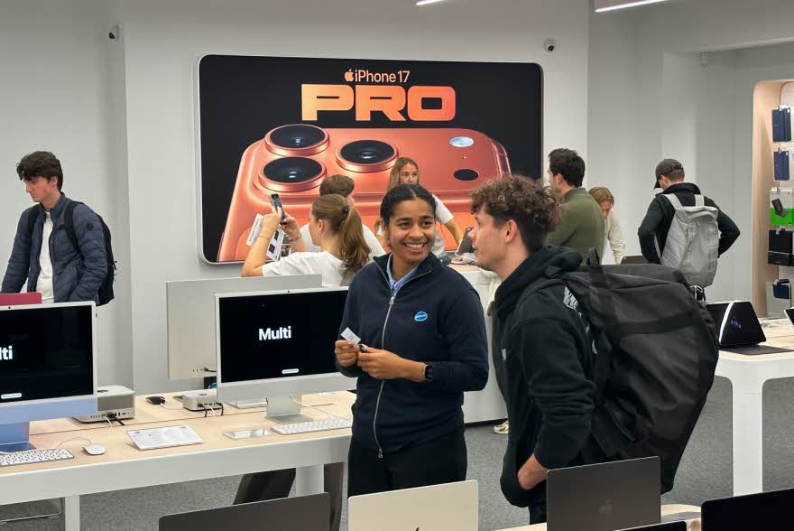 Ansatt som snakker med kunde