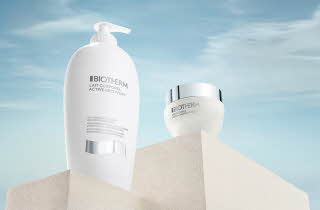 Biotherm Lait Corporel og Aquasource krem plassert på lyse podier mot himmelbakgrunn.