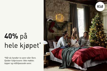 En seng med et juletre ved siden av og en familie som sitter på sengen og teksten "40% på hele kjøpet*"
