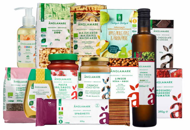 Et utvalg Änglamark-produkter, inkludert matvarer og husholdningsartikler som pasta, olje, honning og håndsåpe.