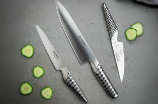 Tre kokkekniver fra Global med agurkskiver