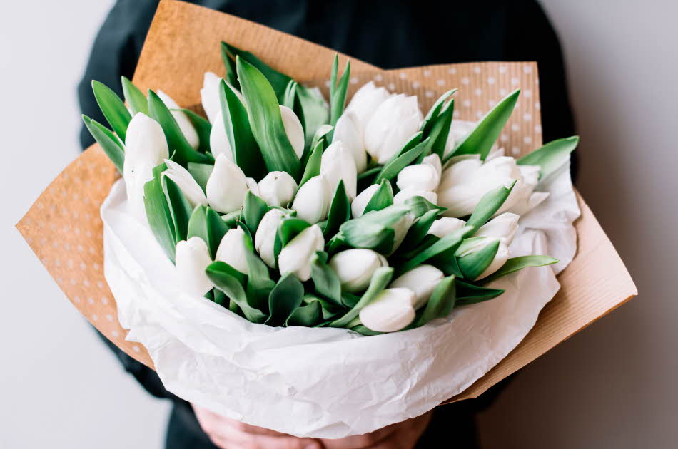 Nærbilde av blomsterbukett med tullipaner