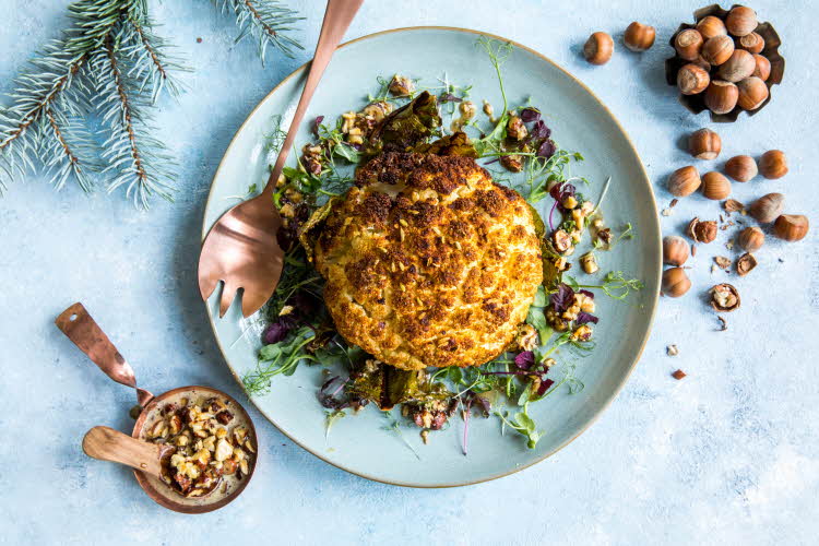 bord sett ovenfra med blomkålstek og pynt