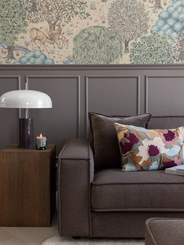 Mørk sofa med dekorerte vegger