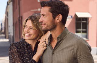 Dame som lener seg på en mann