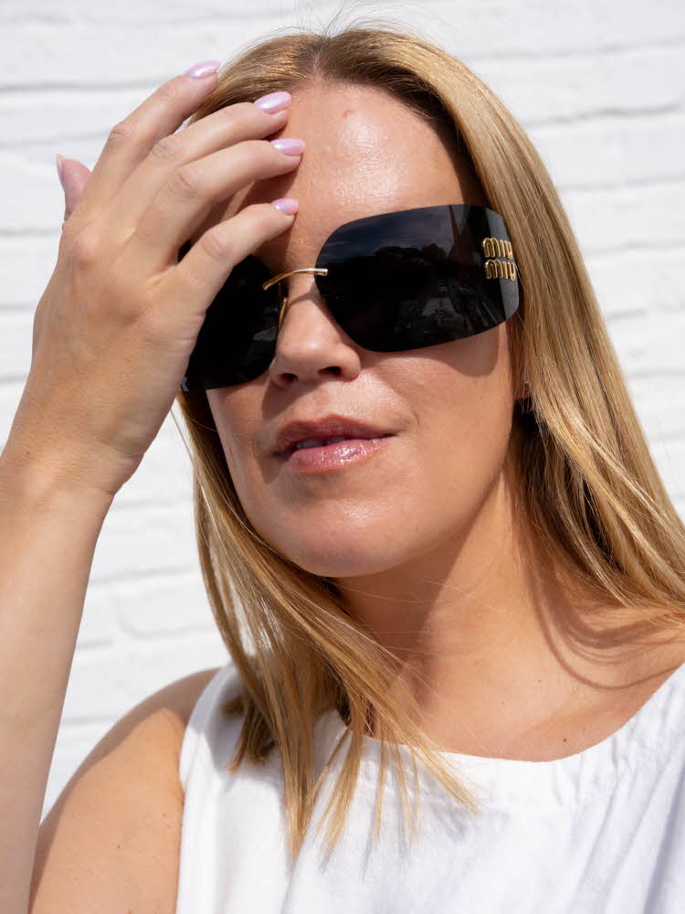 damemodell med sorte avlange solbriller