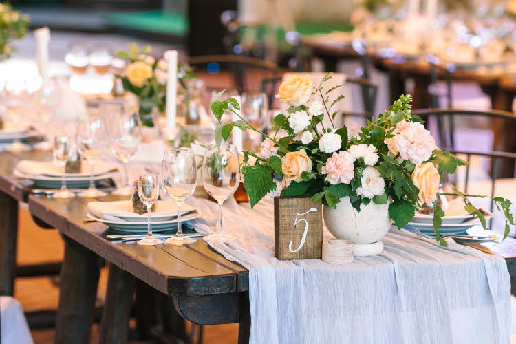 Langbord med blomster i lyse farger med bordnummer 5