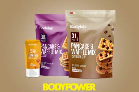 To forskjellige poser med Bodylab Protein Pancake Mix, med en tube med Zero Topping ved siden av