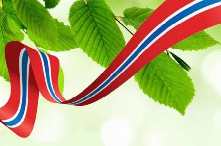 flaggbanner og grønt løv