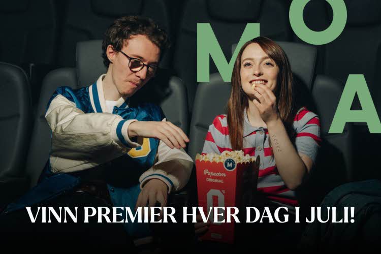 2 på kino som spiser popcorn