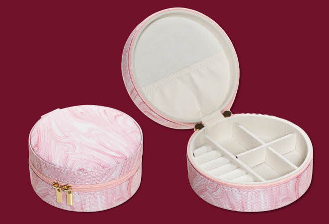 Rosa smykkeskrin med glidelås og rominndeling.