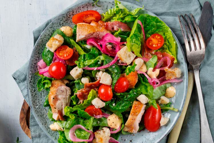 Fat med kylling og baconsalat