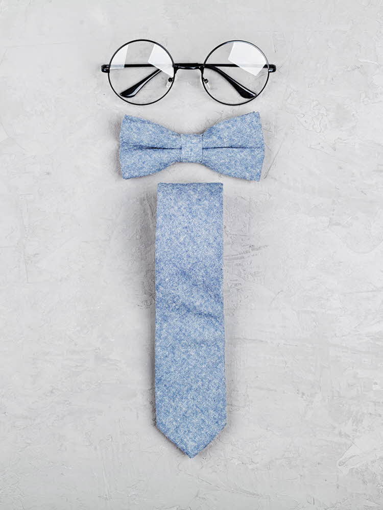Lyseblått slips og sløyfe og ett par runde briller