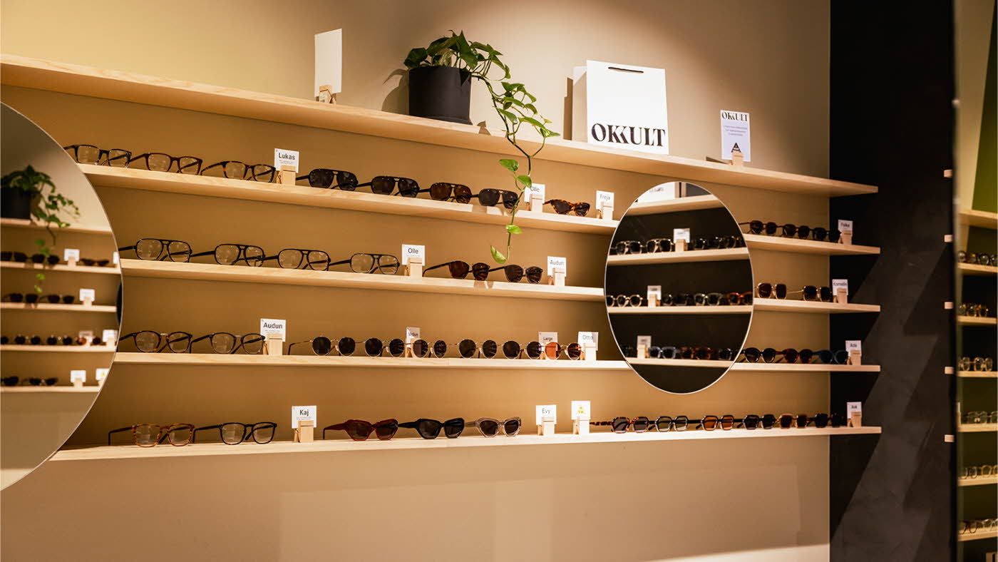 Utstilling i butikken av solbriller og briller hos Okkult Optikk
