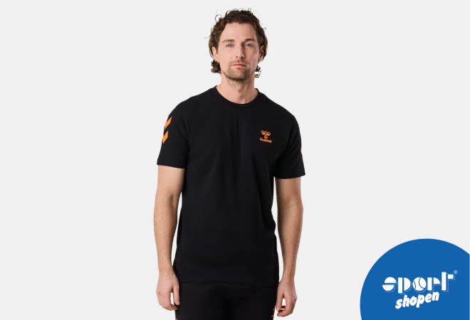 bilde av en man i sort skjorte