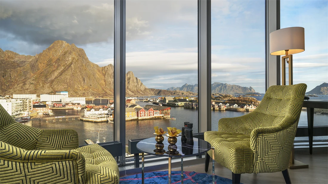 utsikt fra sittegruppe på buisness room på thon hotel lofoten i Svolvær