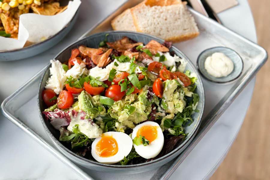 Bolle med salat, egg og bacon