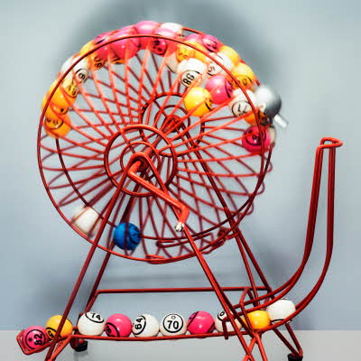 Rosa bingohjul med fargerike baller