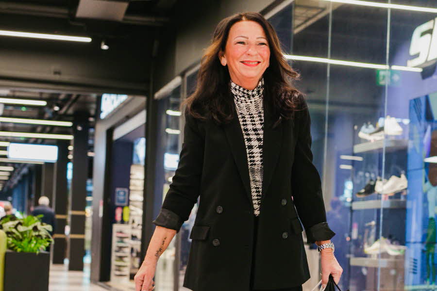 Personal Shopper Siv smilende med poser i hendene