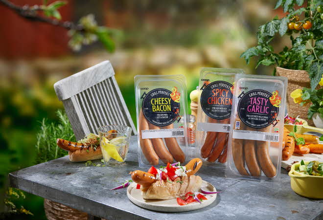 3 pakker med grillpølser og en tallerken med pølse i brød.
