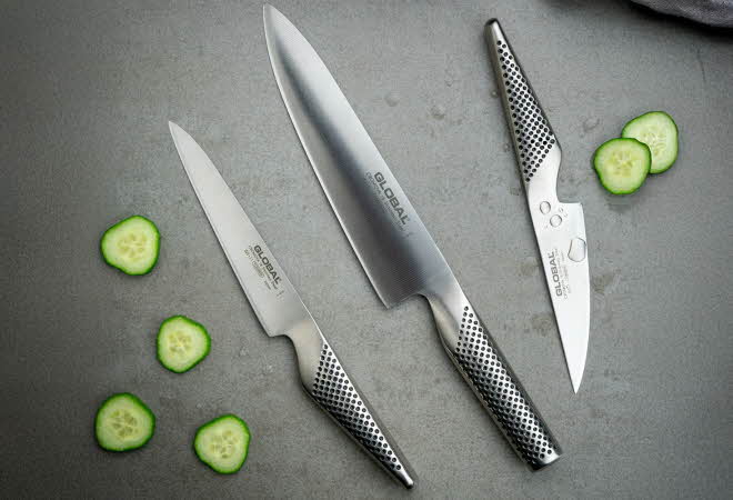 Tre kokkekniver fra Global med agurkskiver
