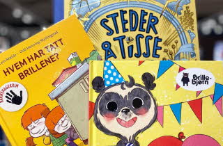 Et bilde av tre barnebøker: "Steder å tisse", "Hvem har tatt brillene?" og "Brillebjørn"