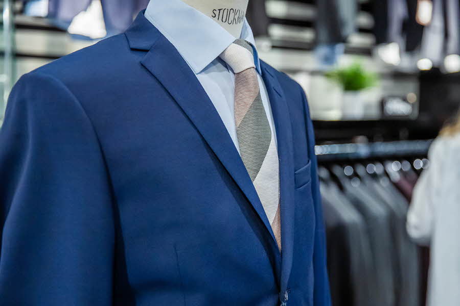 Bilde av en blå dressjakke, skjorte og slips