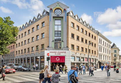 Fasadebilde av Arkaden Shopping ved inngangen til senteret