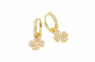 Forgylte øredobber med firkløveranheng og diamanter.