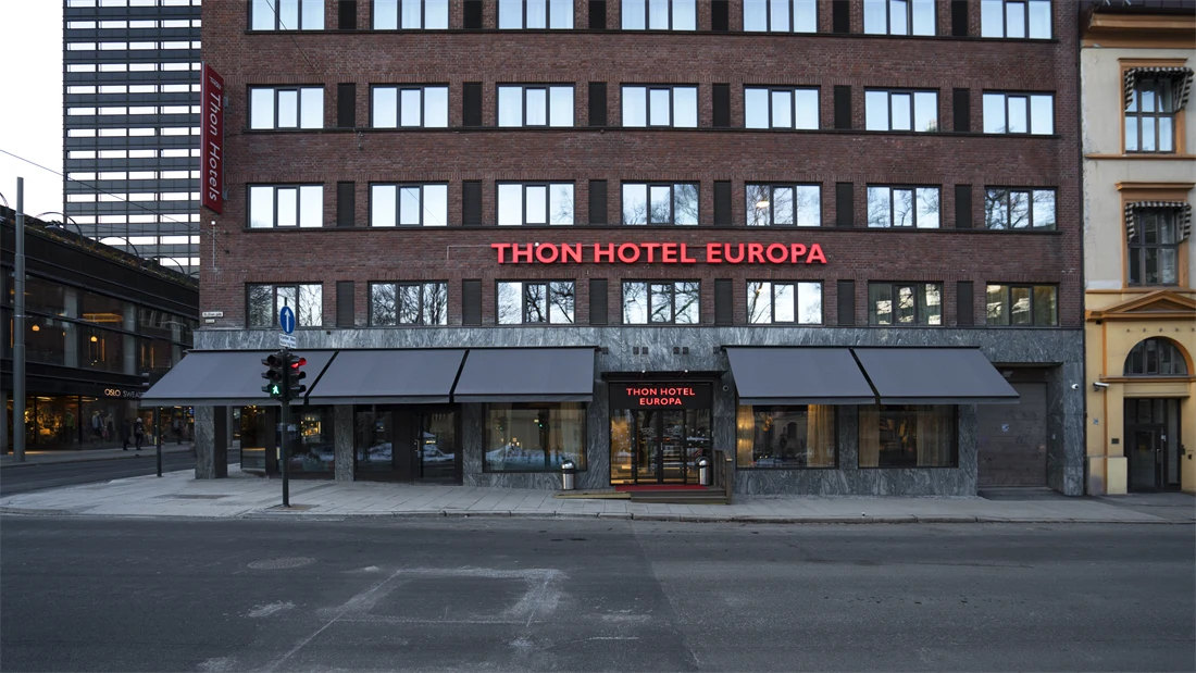 Fasade av Thon Hotel Europa i Oslo sentrum rett ved Slottsparken
