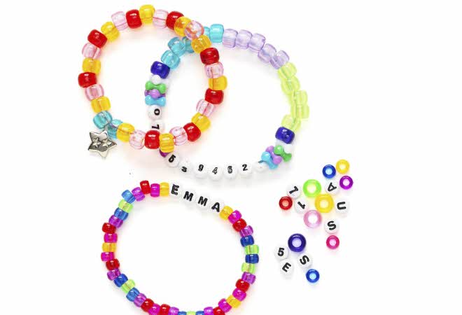 armbånd med perler og bokstavperler
