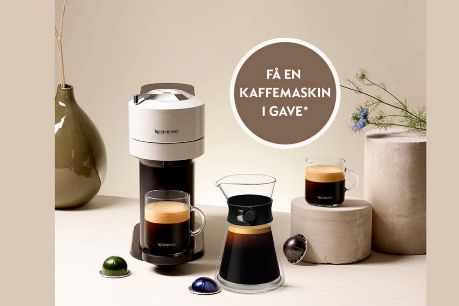 nespresso kaffemaskin og kapsler på utstilling med beige farger