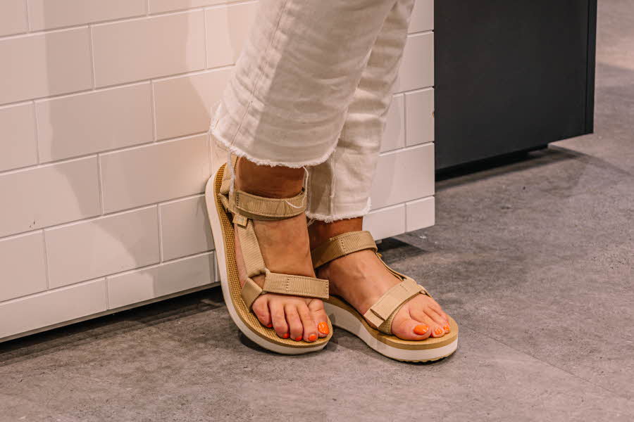 Sandaler, sneakers og mokasiner er blant sommerens mest populære sko. Vi har tatt en titt på sommerens skomote for både barn, dame og herre.