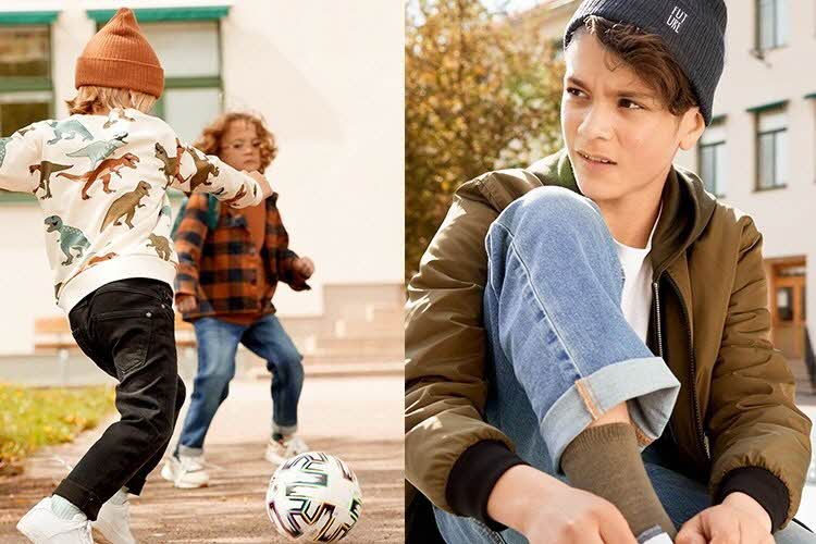 Gutt og jente som spiller fotball - sutt som sitter og knyter skolisse i genser, jeans og jakke.