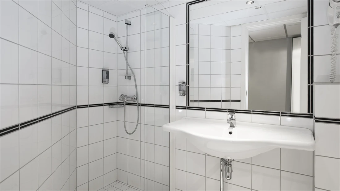 Bad med dusj og vask på standard room triple/family på Thon Hotel Vettre i Asker