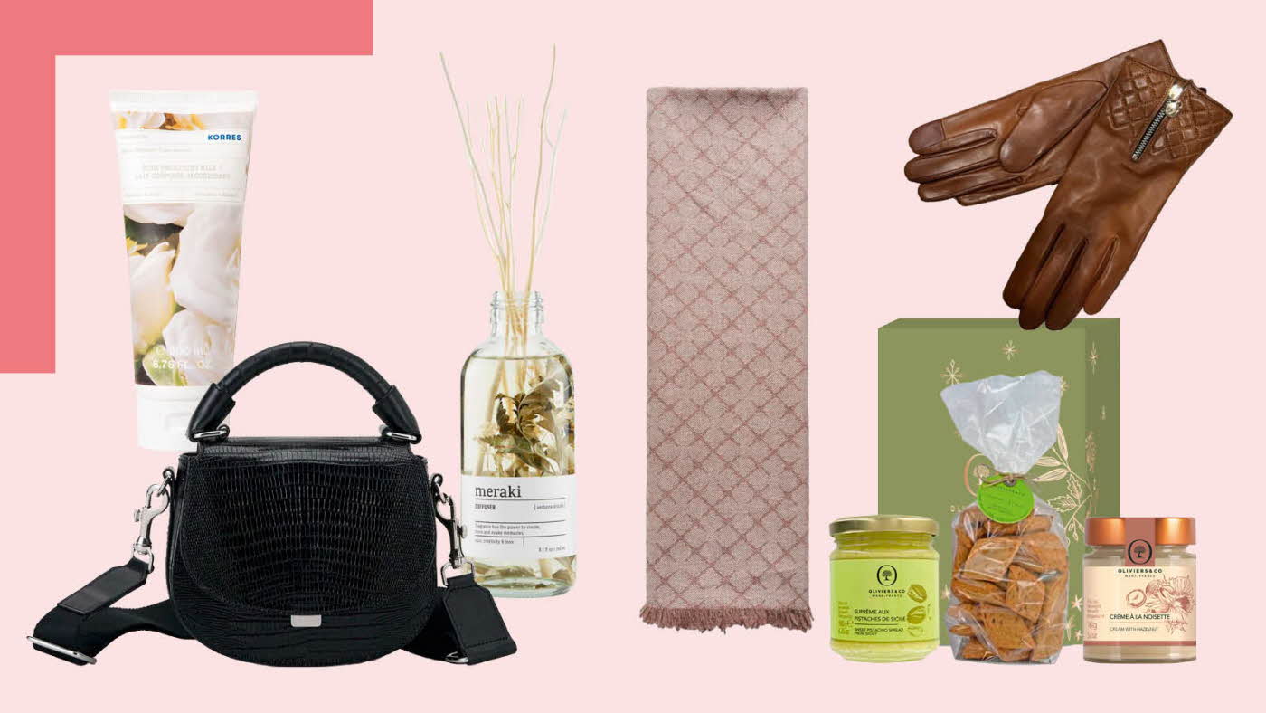 Produktbilder på rosa bakgrunn, Korres bodylotion, sort skulder veske, duftpinner, skjerf, brune skinnhansker og produkpakke fra Olivers & co