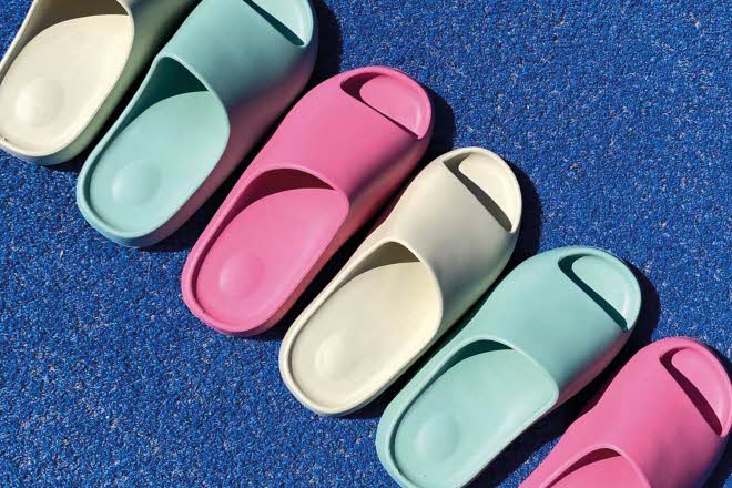 Sandaler i sterke farger som står på rad og rekke