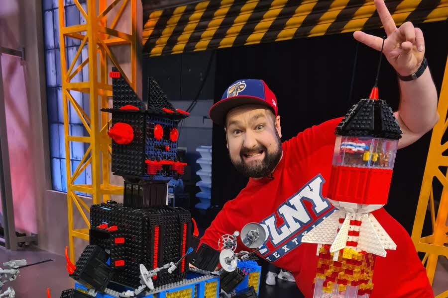 Grzegorz fra Legomasters avbildet med en legofigur han har bygget