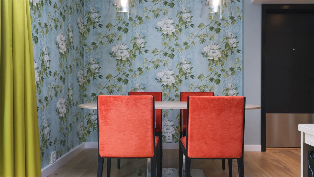 Spisebord og stoler i suite på Thon Hotel Tønsberg Brygge