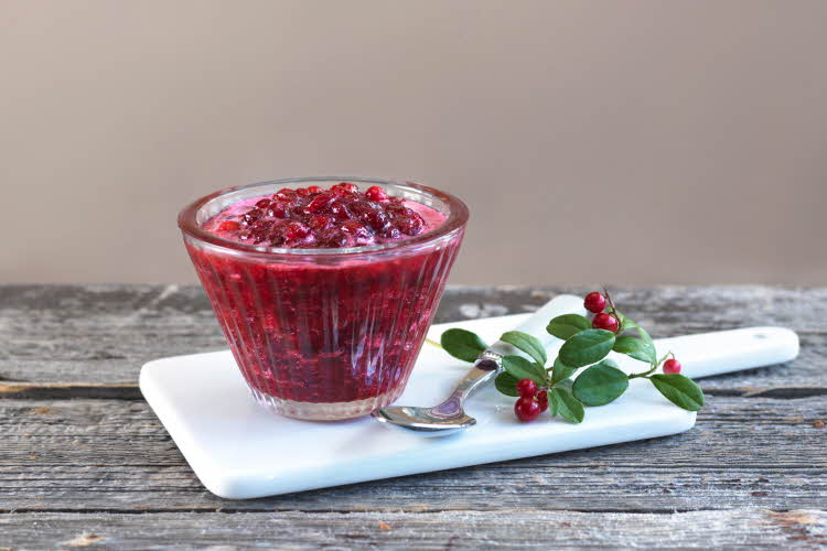 Glasskål på en hvit fjøl med hjemmelagd tyttebærsalat