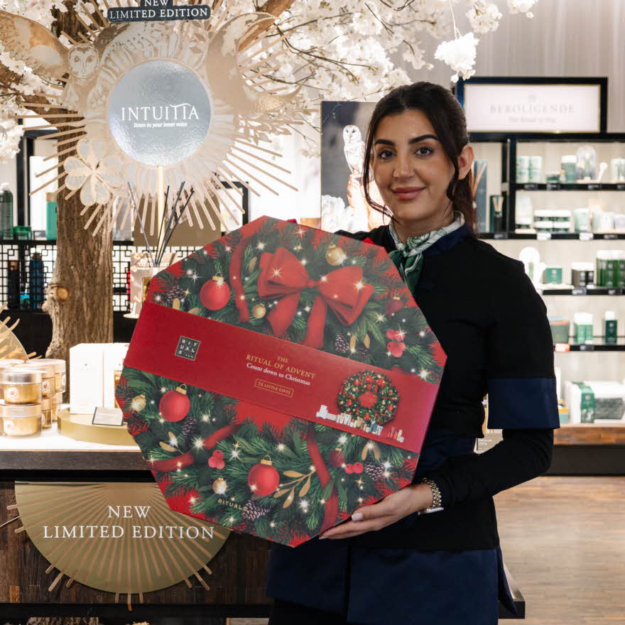 Dame som holder julekalender fra Rituals